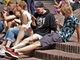 ragazzi che giocano a pokemon go