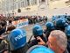 A Torino gli studenti in corteo contro Meloni: “Non sei la benvenuta”. Corse e lancio di uova contro la polizia nel centro città