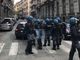 Il corteo degli ultras dell’Ajax degenera: panico in San Salvario [VIDEO]