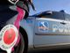 auto della polizia con agente
