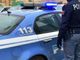 Pusher finge di aspettare il tram per eludere un controllo di polizia, ma lo fermano comunque e lo arrestano