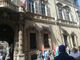 operai con bandiere e striscioni di protesta davanti al Palazzo del Consiglio Regionale