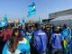 Lavoratori in protesta all'esterno di uno stabilimento