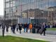 protesta dei lavoratori davanti al grattacielo della Regione
