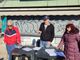tavolino di protesta con tre persone