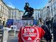 protesta di fronte a palazzo civico