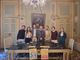 giovani foto di gruppo vicino a un tavolo