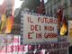 La protesta delle maestre lo scorso maggio sotto Palazzo Civico