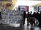 Attivisti arrestati a Briançon: protesta a Porta Nuova per chiedere la liberazione di Ele, Bastien e Thèo