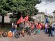 protesta sindacale rider con bici e bandiere