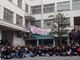Insegnanti e genitori, scoppia la protesta sotto il Comune: “Giù le mani dalla scuola” [VIDEO e FOTO]