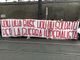 striscione manifestanti