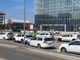 Abusivismo e concorrenza sleale, i taxisti protestano di fronte alla Regione