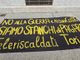 protesta con striscioni