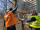 Volontari e residenti al lavoro nell'area cani di corso Siracusa
