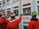 Nemmeno la pioggia ferma una solidarietà a prova di bomba: decimo raduno per i Babbi Natale sotto le finestre del Regina Margherita [FOTO e VIDEO]