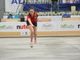 ragazza che gioca a bocce