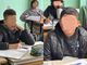 Ragazzi in classe con giubbotti pesanti