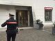 carabiniere di fronte alla banca