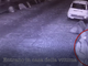 Due persone dal volto coperto suonano al citofono di una casa, ripresi da circuito di videosorveglianza