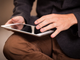 persona con un tablet in mano