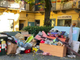 Mobili, coperte e materassi: una montagna di rifiuti in &quot;bella vista&quot; in piazza Freguglia