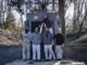 ragazzi in una foto di gruppo all'aperto