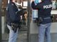 Poliziotti che mettono i sigilli a un bar