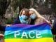 due persone unite sotto la bandiera della Pace