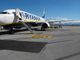 Anche a Caselle niente più trolley a bordo gratis sugli aerei Ryanair: scattano le sanzioni
