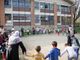 cortile di scuola con bambini