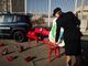 panchina e scarpette rosse al carcere