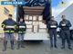 forze dell'ordine davanti a un camion con carico in evidenza