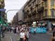 persone che sfilano per protesta
