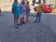 persone in un cortile