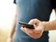 uomo che consulta il cellulare