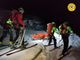 soccorritori in montagna in mezzo alla neve