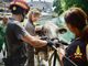 Mucca cade nel canale: i sommozzatori la recuperano usando delle larghe fasce per imbrigliarla [VIDEO]