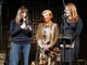 tre persone sul palco