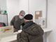 due persone allo sportello
