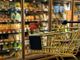 carrello supermercato tra le corsie