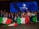 ragazzi con bandiere tricolori