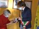 il sindaco di Nichelino consegna la medaglia d'onore alla figlia di un internato nei campi di lavoro nazisti