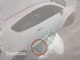 Uomo che preleva un tombino da sotto un'auto parcheggiata