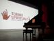 Un pianoforte di fronte alla scritta di Torino Spiritualità