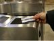 Torino, mamma con passeggino bloccata ai tornelli della metro
