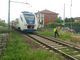 Camion trancia i cavi elettrici del treno e il convoglio rimane bloccato alle porte di Ciriè