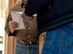 Anziano nel mirino dei ladri, ma in realtà era il medico di famiglia a rubare (VIDEO)