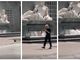 tuffatore nella fontana piazza Cln