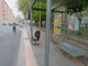 &quot;Smart working&quot; in Aurora: alla fermata del trasporto pubblico spunta una sedia da ufficio